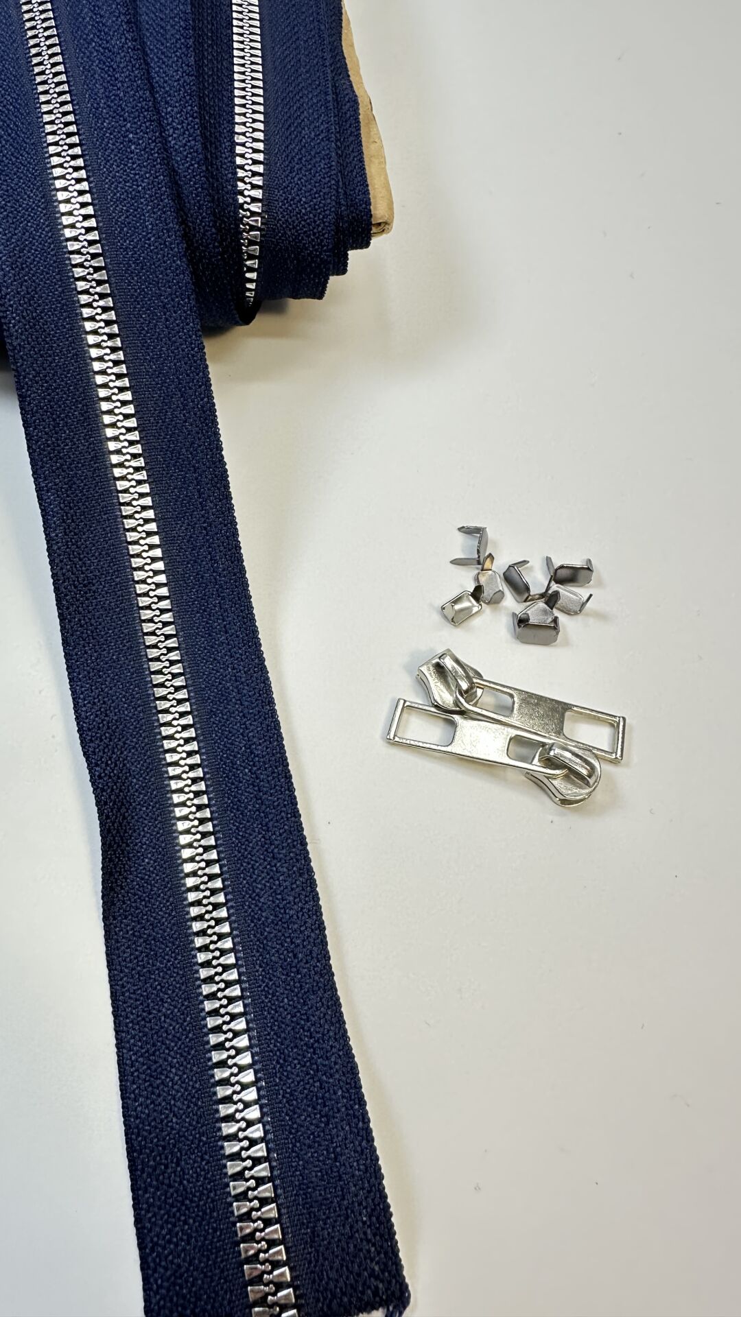 Çanta Fermuar T-6 Kemik Lacivert-Gümüş 1mt (2 Adet Fermuar Ucu ve 4 Adet Metal Stop Hediye)