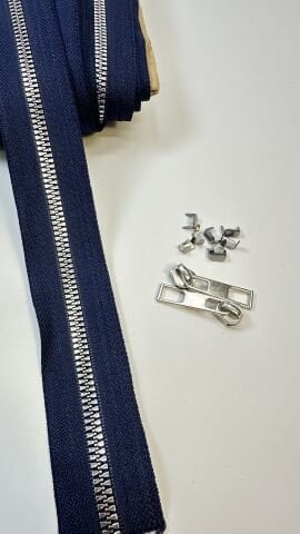 Çanta Fermuar T-6 Kemik Lacivert-Gümüş 1mt (2 Adet Fermuar Ucu ve 4 Adet Metal Stop Hediye)