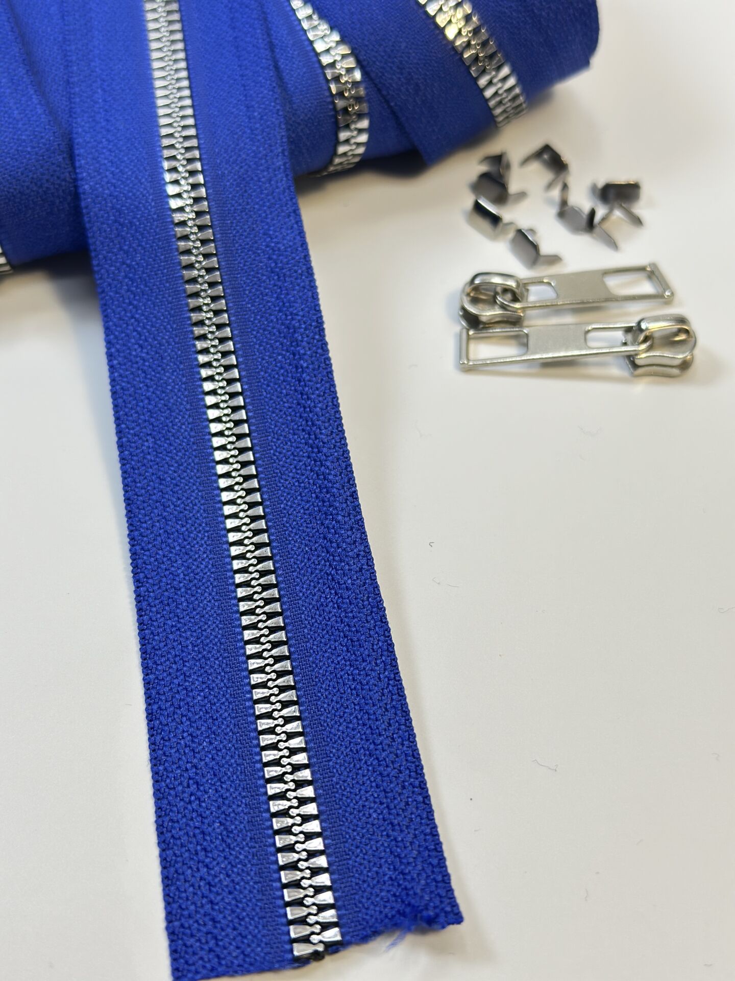 Çanta Fermuar T-6 Kemik Saks Mavi-Gümüş 1mt (2 Adet Fermuar Ucu ve 4 Adet Metal Stop Hediye)
