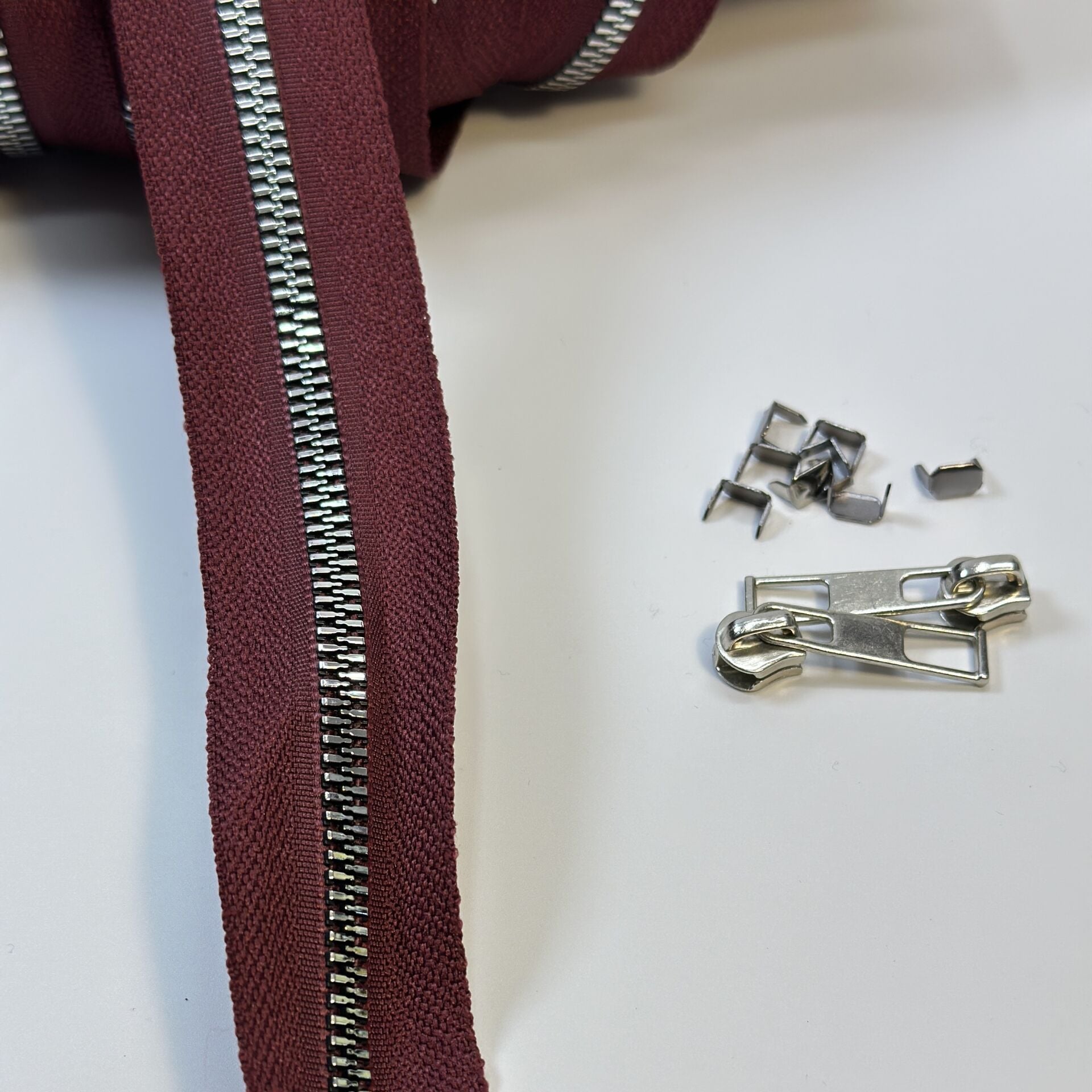 Çanta Fermuar T-6 Kemik Bordo-Gümüş 1mt (2 Adet Fermuar Ucu ve 4 Adet Metal Stop Hediye)