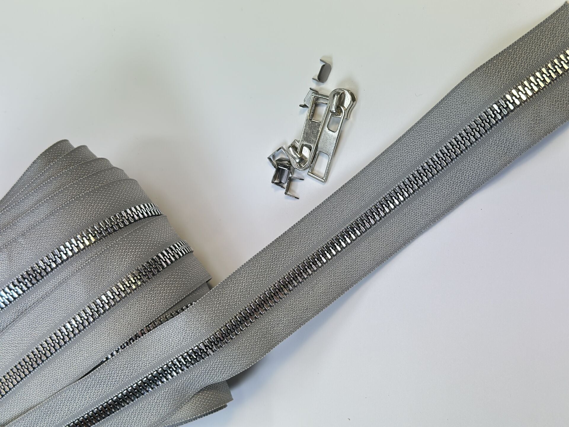 Çanta Fermuar T-6 Kemik Gri-Gümüş 1mt (2 Adet Fermuar Ucu ve 4 Adet Metal Stop Hediye)